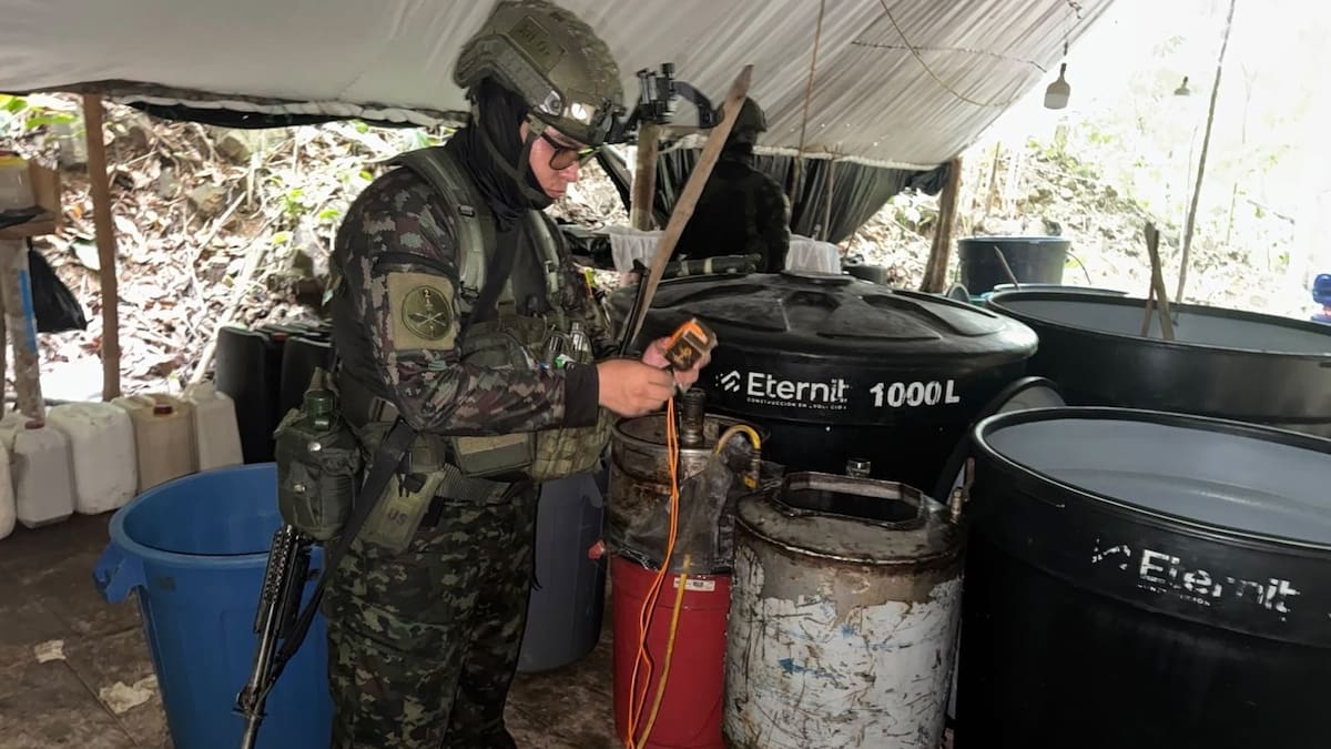 Laboratorio del ELN en Sardinata: un soldado inspecciona los tanques de químicos del complejo clandestino desmantelado en la operación Oklahoma 035