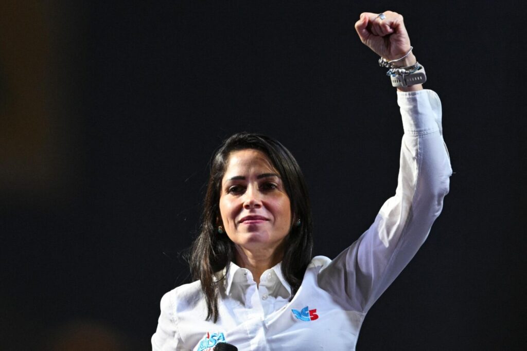 Detención de Luisa González: la excandidata presidencial de Ecuador alza el puño en un acto de campaña de la Revolución Ciudadana