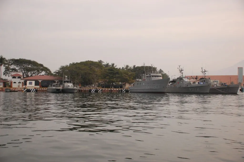 Detenidos en Coahuayana: patrullas de la Armada de México, fuerza que encabezó el operativo contra la célula de Michoacán