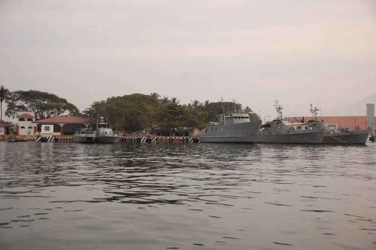 Detenidos en Coahuayana: patrullas de la Armada de México, fuerza que encabezó el operativo contra la célula de Michoacán