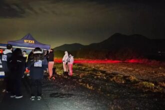 Efectivos de la PDI de Chile durante un operativo nocturno en Buin, en la investigación por el adolescente venezolano asesinado en Chile