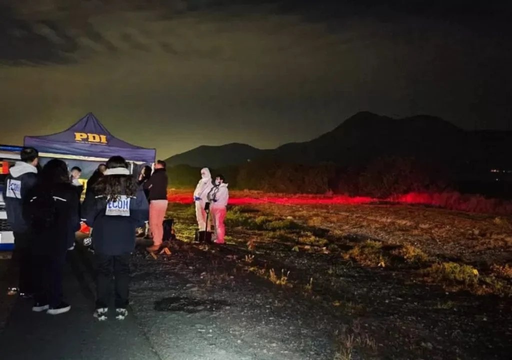 Efectivos de la PDI de Chile durante un operativo nocturno en Buin, en la investigación por el adolescente venezolano asesinado en Chile