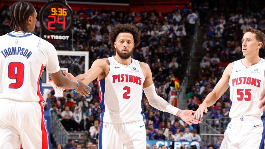 Detroit 121-113 Boston: Cade Cunningham celebra con Ausar Thompson y Duncan Robinson en el Little Caesars Arena