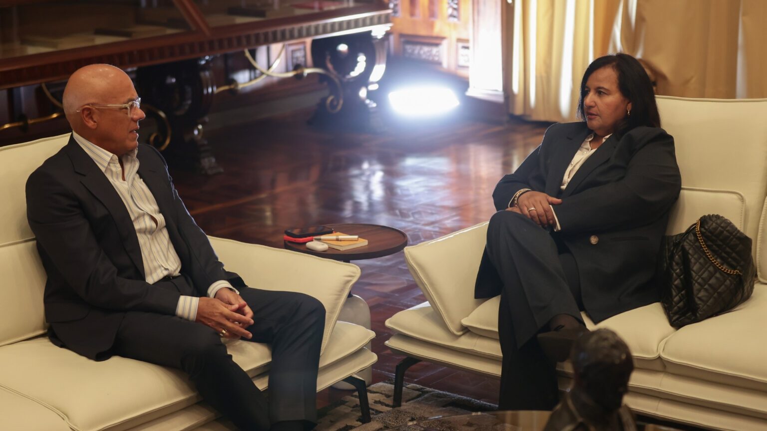 Jorge Rodríguez y Dinorah Figuera en la mesa de diálogo en Venezuela sobre garantías electorales