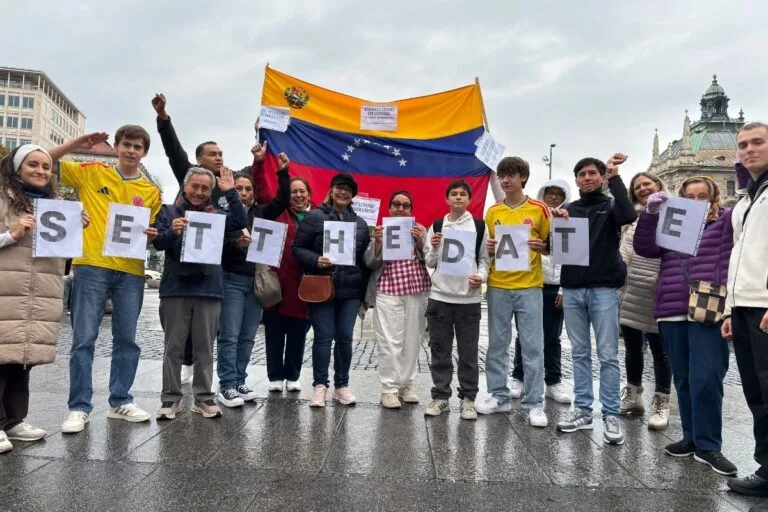 Diáspora venezolana protesta con la bandera de Venezuela y carteles de Set The Date para exigir la fecha de las elecciones presidenciales