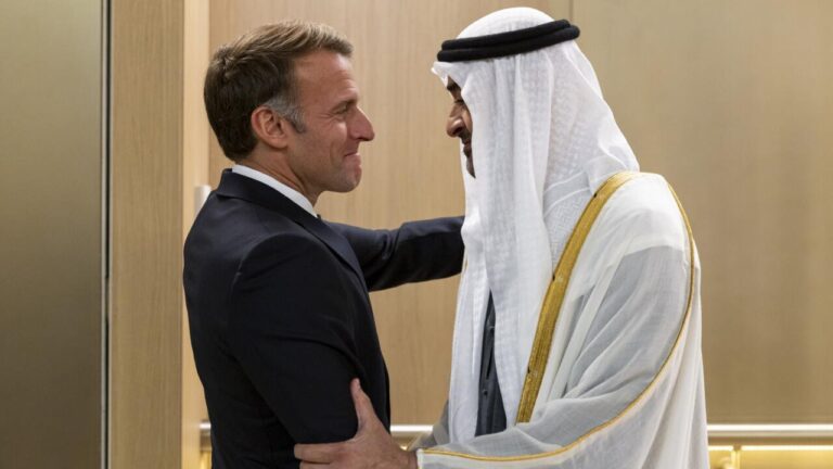 Emmanuel Macron saluda a un dirigente emiratí en la gira donde aseguró el diésel del Golfo para Francia