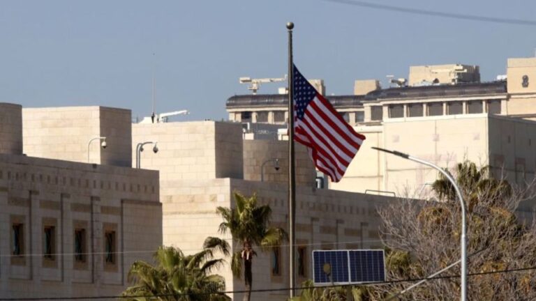 Diplomáticos de EE. UU. en Medio Oriente: la bandera de Estados Unidos ondea en la embajada en Amán, Jordania
