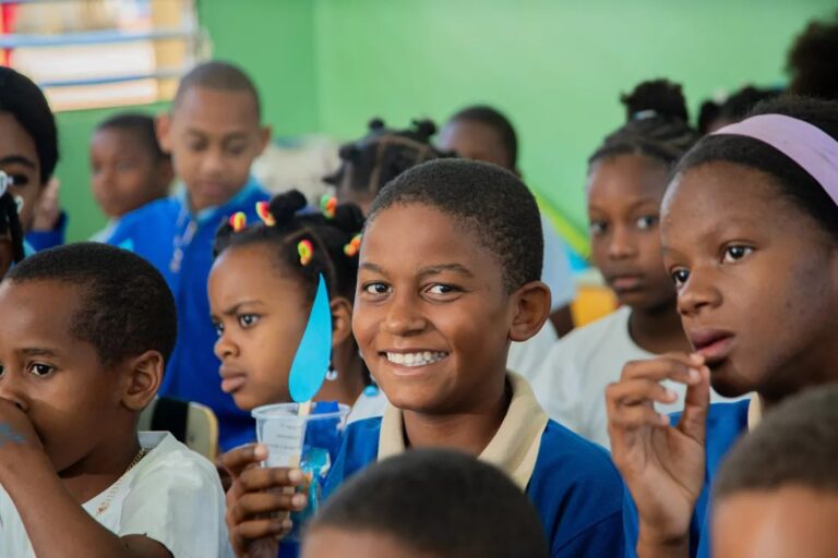 Disciplina violenta: niños dominicanos en una escuela, en una foto de Unicef República Dominicana