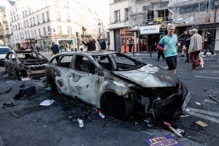 Discurso de Macron ante las protestas en Francia: coches quemados en una calle de París tras los disturbios del sábado