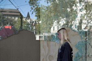 Disturbios en Barcelona: una mujer pasa ante un escaparate destrozado en el centro de la ciudad tras la noche de disturbios