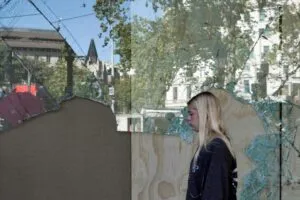 Disturbios en Barcelona: una mujer pasa ante un escaparate destrozado en el centro de la ciudad tras la noche de disturbios