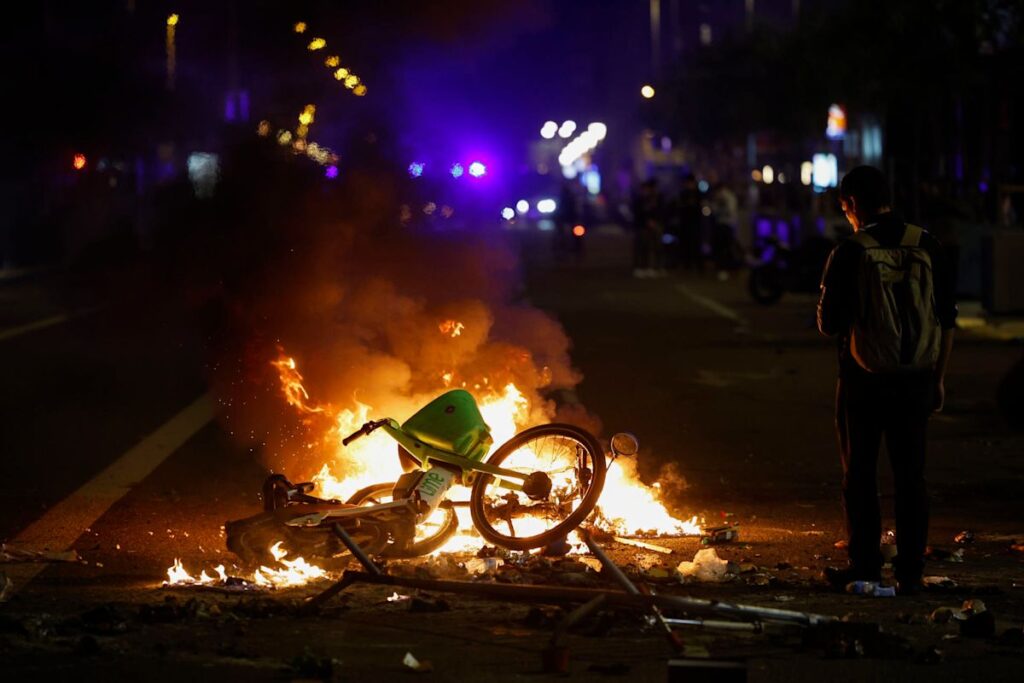 Disturbios en Barcelona: una moto arde en una barricada en una calle del centro durante los disturbios de este sábado