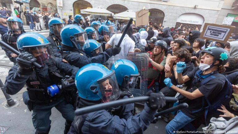 Disturbios en Milán: policías antidisturbios con cascos azules se enfrentan a jóvenes manifestantes durante las protestas contra el aumento del costo de la vida en el centro de la ciudad
