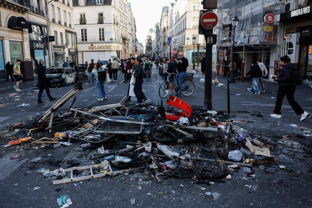 Disturbios en Francia: una calle de París con coches quemados y los restos de una barricada tras las protestas del sábado