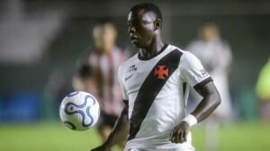 Marino Hinestroza, extremo colombiano del Vasco da Gama, controla el balon con la camiseta cruzmaltina durante un partido del Brasileirao