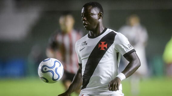 Marino Hinestroza, extremo colombiano del Vasco da Gama, controla el balon con la camiseta cruzmaltina durante un partido del Brasileirao