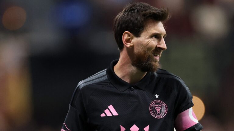 Doblete de Messi: Lionel Messi, capitán del Inter Miami con la camiseta negra, sonríe durante el partido ante Atlanta United en la MLS