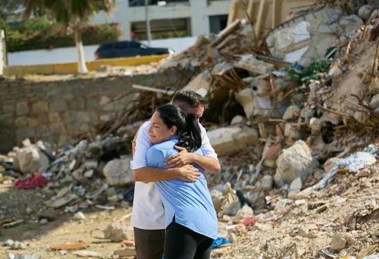 Una pareja se abraza frente a los escombros de los terremotos en el documental La ruta Venezuela de Alejandra Oraa