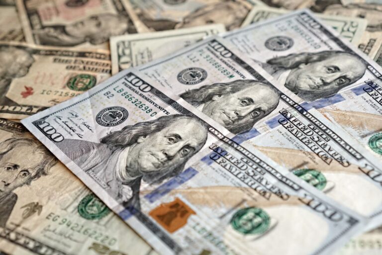 Billetes de 100 dólares, la divisa cuya tasa oficial fija el dólar BCV en Venezuela
