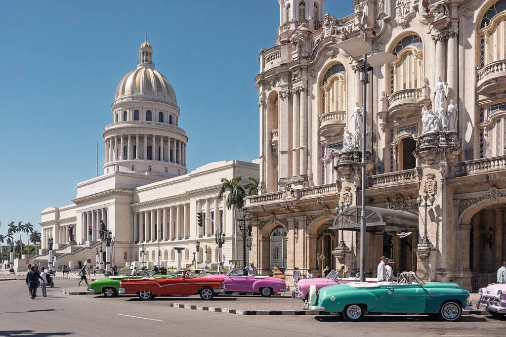 Dólar en Cuba: el Capitolio de La Habana y los clásicos convertibles en una calle de la capital, donde el mercado informal fijó el récord de 850 pesos