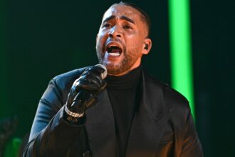Don Omar en Colombia: el cantante puertorriqueño durante una presentación en vivo con micrófono en mano
