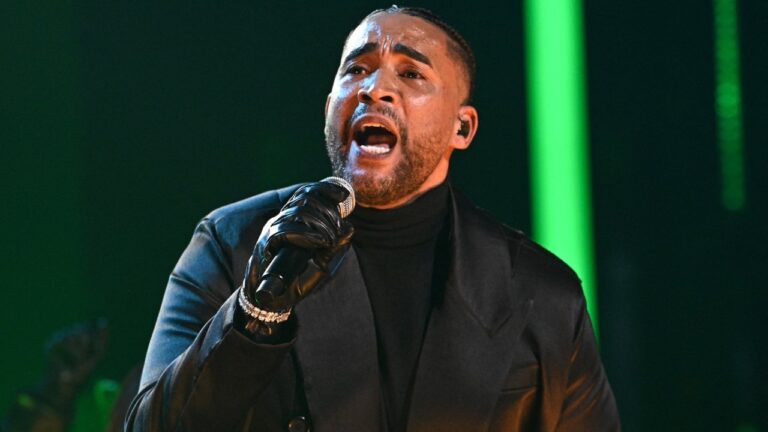 Don Omar en Colombia: el cantante puertorriqueño durante una presentación en vivo con micrófono en mano