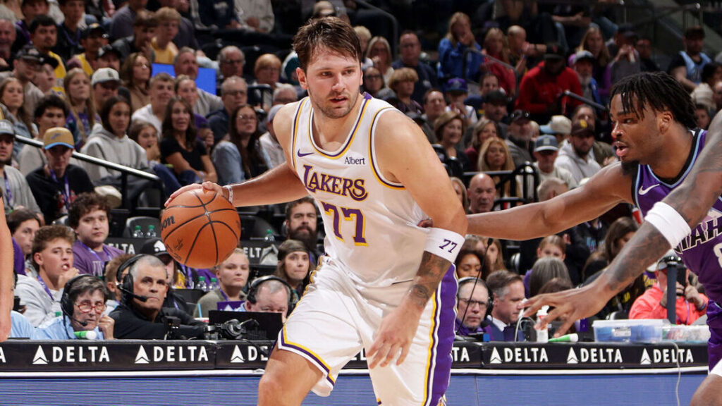Doncic anota 52 puntos: Luka Doncic con el balón ante un defensor del Utah Jazz en el Delta Center de Salt Lake City