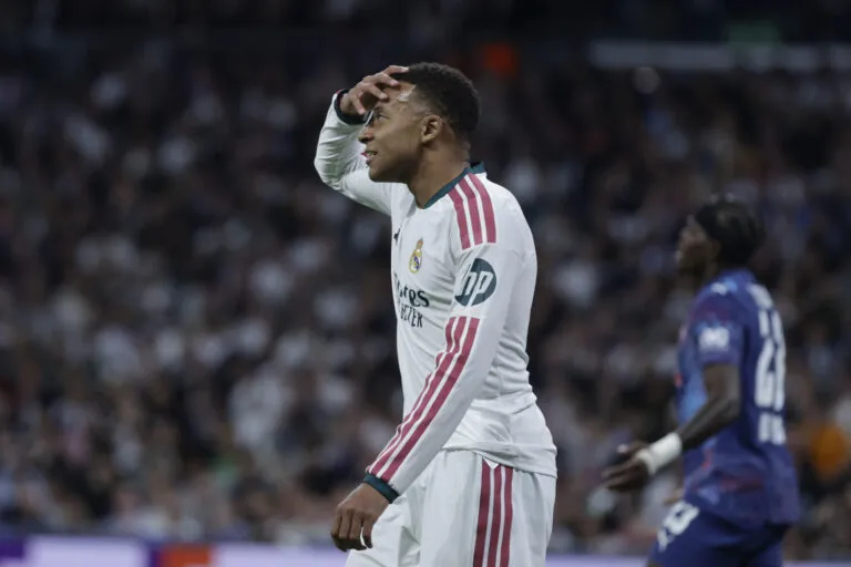 Dongpeng rompe con Mbappé: Kylian Mbappé, con la camiseta del Real Madrid, se lleva la mano a la frente durante un partido