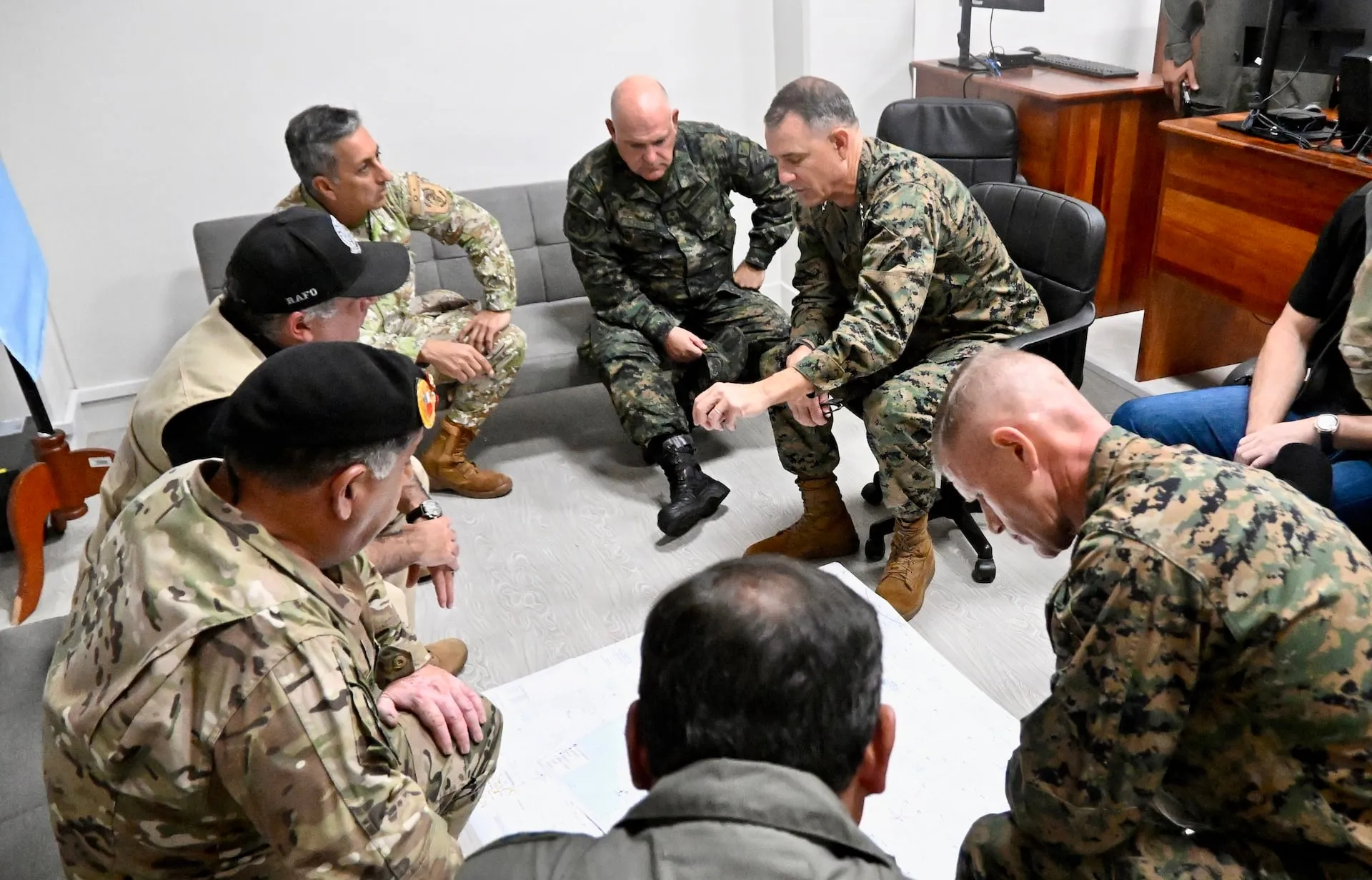 Coalición de las Américas contra los cárteles: el general Francis Donovan, comandante del Comando Sur de Estados Unidos, en una reunión de trabajo durante su gira regional de apoyo a la coalición
