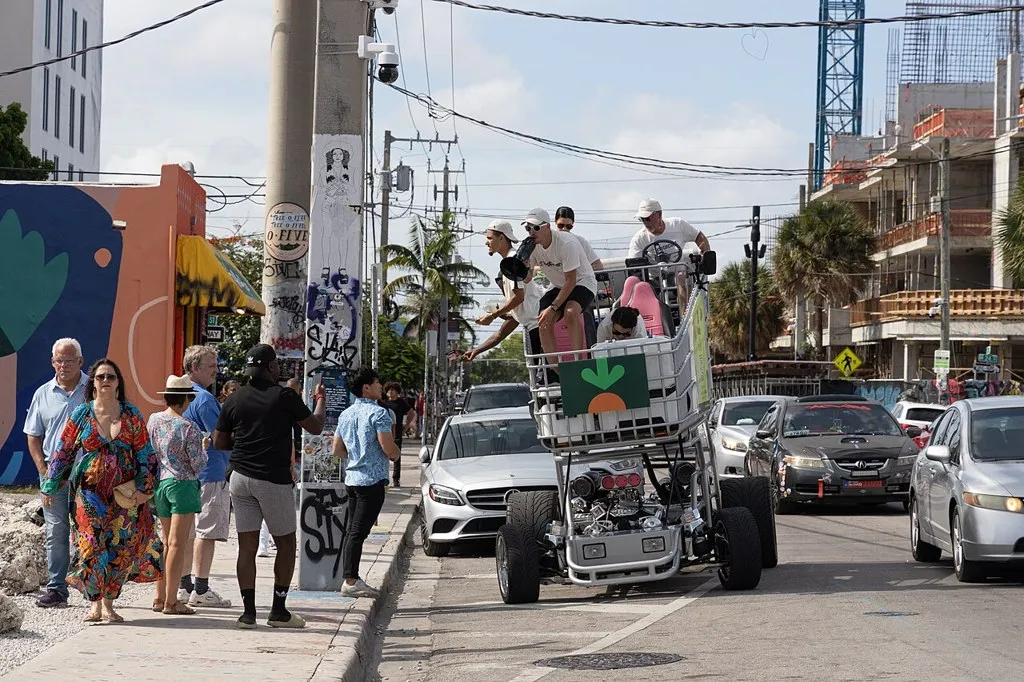 Carrito gigante de Instacart en una calle de Miami, imagen representativa de la compra de Instacart por DoorDash