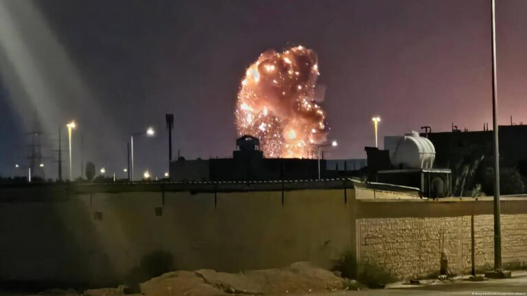 Dos explosiones sacuden Riad: bola de fuego en el cielo nocturno durante una interceptación aérea en Arabia Saudita