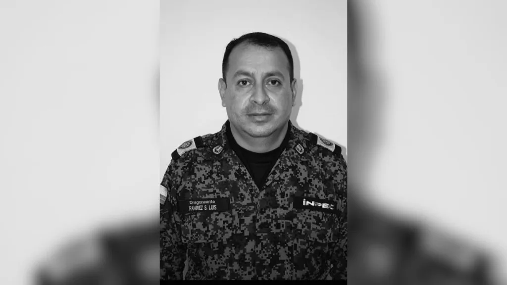 dragoneante del Inpec asesinado en Cali: retrato oficial en blanco y negro de Luis Francisco Ramírez con su uniforme del Inpec