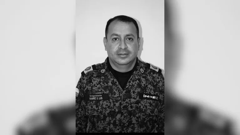 dragoneante del Inpec asesinado en Cali: retrato oficial en blanco y negro de Luis Francisco Ramírez con su uniforme del Inpec