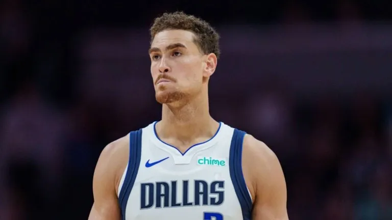 Dwight Powell Fenerbahçe: el pívot canadiense, completo y con la cara visible, con el uniforme de Dallas