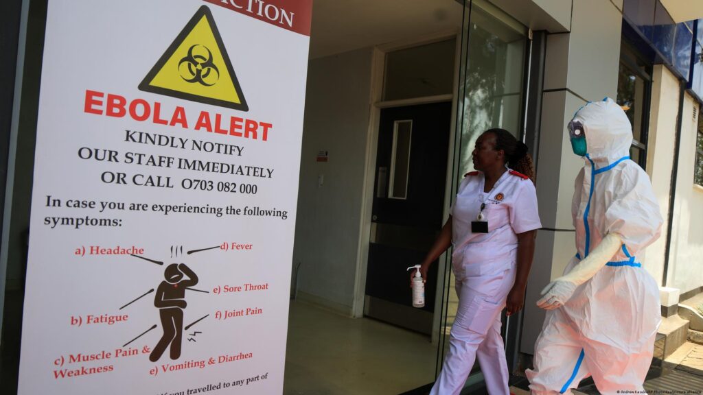 Ébola en Nigeria y Kenia: cartel de alerta y personal sanitario con traje de protección en un hospital de Nairobi