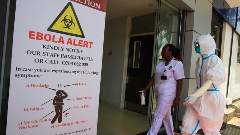 Ébola en Nigeria y Kenia: cartel de alerta y personal sanitario con traje de protección en un hospital de Nairobi