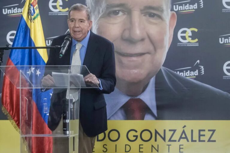 Elecciones presidenciales en Venezuela: Edmundo González habla desde un podio junto a la bandera venezolana en un acto de la Unidad