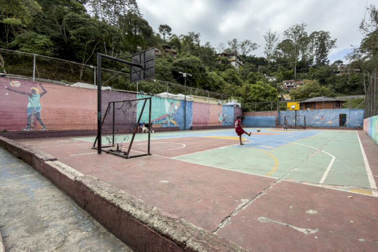 Educación tras terremotos: cancha deportiva de la escuela Luis Hurtado Higuera en El Junquito, Caracas