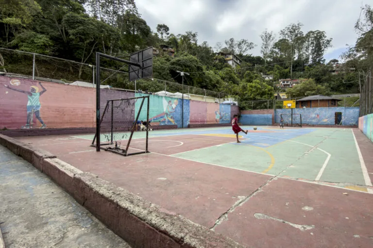 Educación tras terremotos: cancha deportiva de la escuela Luis Hurtado Higuera en El Junquito, Caracas