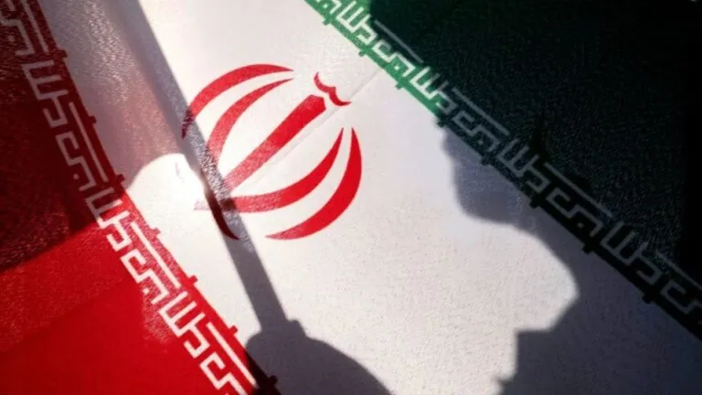Bandera de Irán con la sombra de una persona: EE. UU. tiene listos los planes para un ataque contra Irán en 96 horas