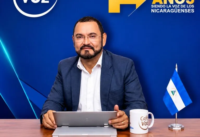 Asilo a Luis Galeano: el periodista nicaragüense en el set de su programa Café con Voz, con la bandera de Nicaragua