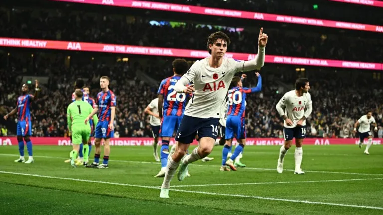 Archie Gray celebra su gol con la camiseta del Tottenham en la crónica El Tottenham vence al Crystal Palace por 2-0 en la Premier League