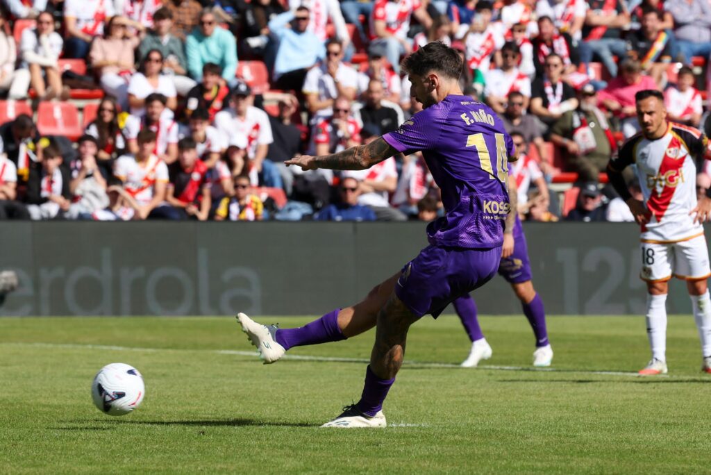 Elche 0-3 Rayo en Vallecas: Fer Niño lanza el penalti del segundo gol del Elche en el Estadio de Vallecas