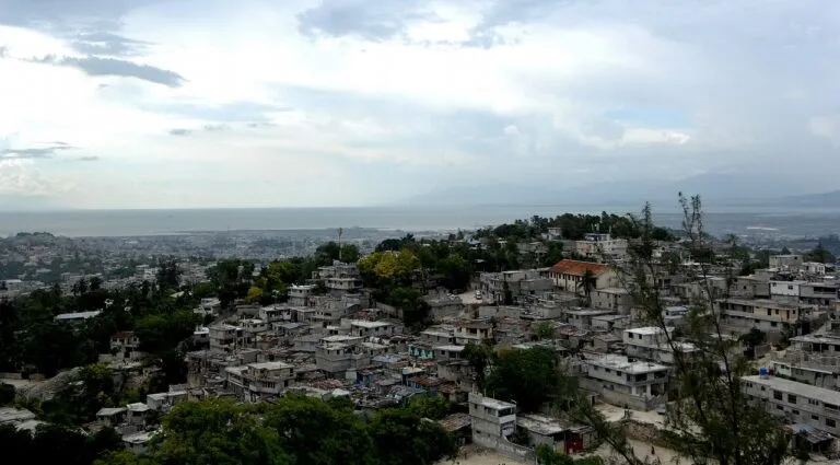Elecciones en Haití: vista general de Puerto Príncipe, la capital haitiana, desde las alturas