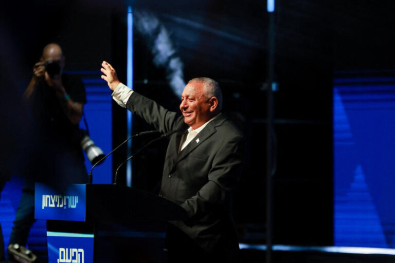 Elecciones en Israel: Gadi Eisenkot saluda a sus seguidores en el acto de cierre de campaña de su partido Yashar en Tel Aviv
