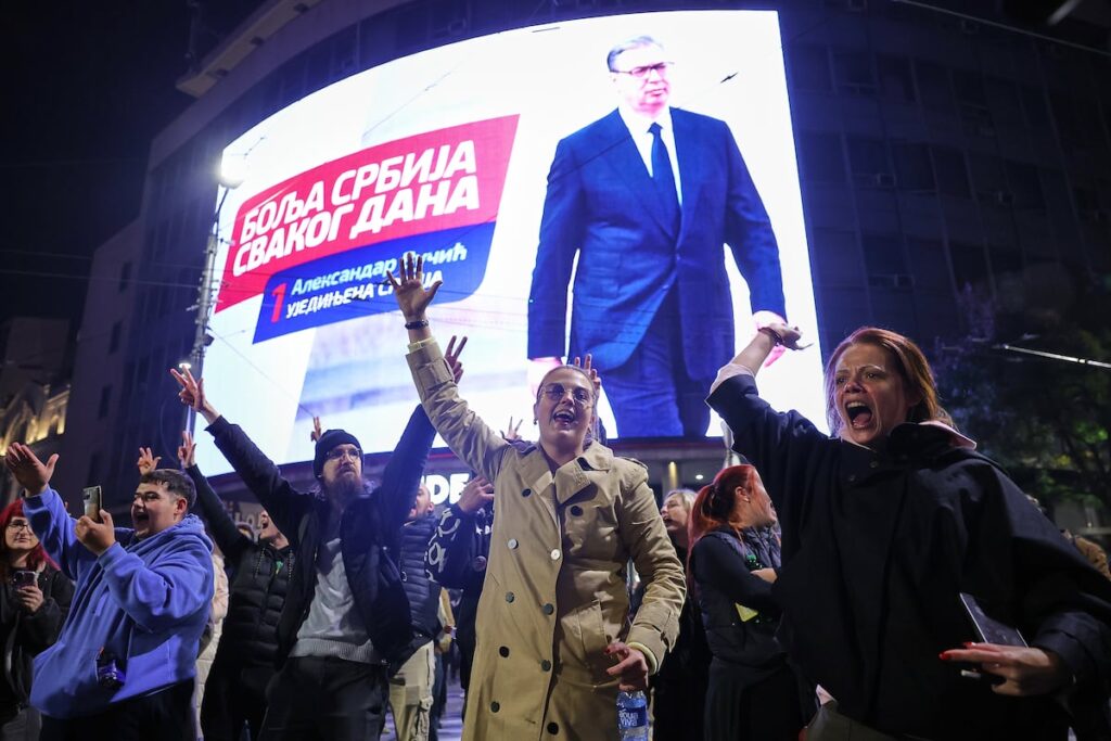 Elecciones en Serbia: seguidores de la Lista Estudiantil celebran en Belgrado frente a una pantalla gigante con la imagen de Aleksandar Vucic