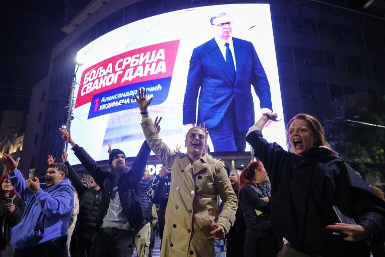 Elecciones en Serbia: seguidores de la Lista Estudiantil celebran en Belgrado frente a una pantalla gigante con la imagen de Aleksandar Vucic