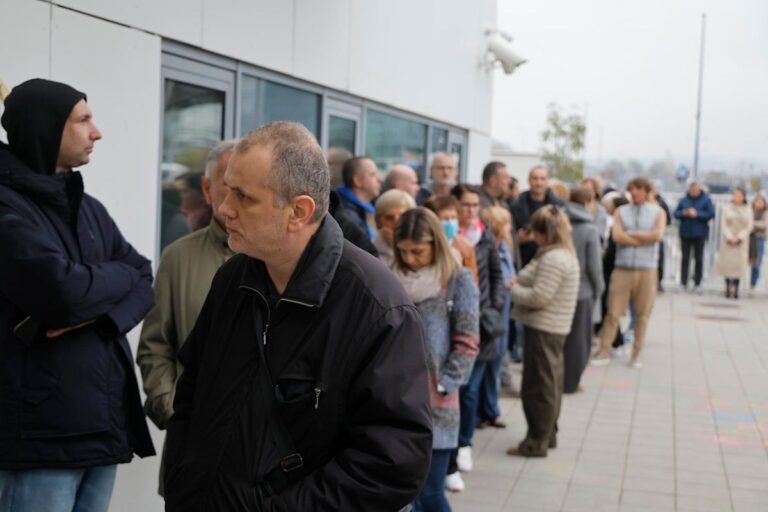 Elecciones en Serbia: larga fila de votantes esperando para entrar a un colegio electoral en Belgrado este domingo