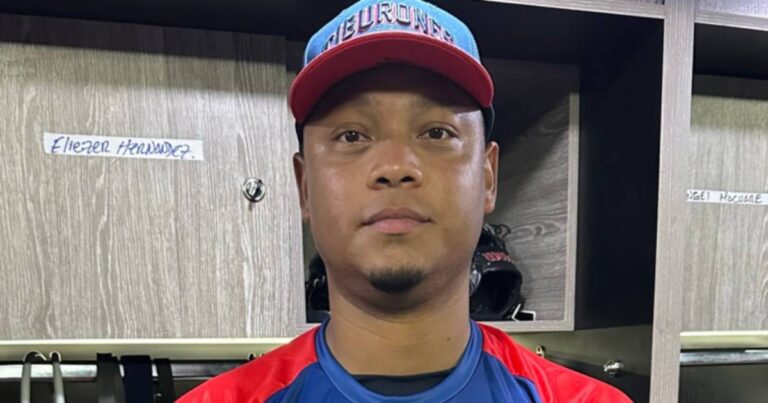Elieser Hernández con la gorra de Tiburones de La Guaira en el clubhouse: Elieser Hernández debuta este jueves en Margarita