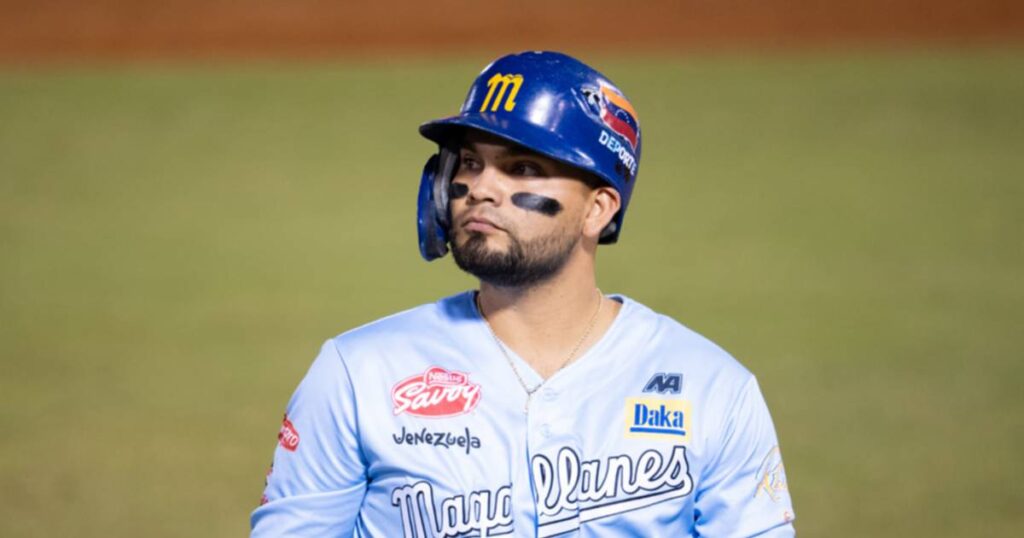 Eliézer Alfonzo Jr. con el casco y el uniforme de los Navegantes del Magallanes en un juego de la LVBP